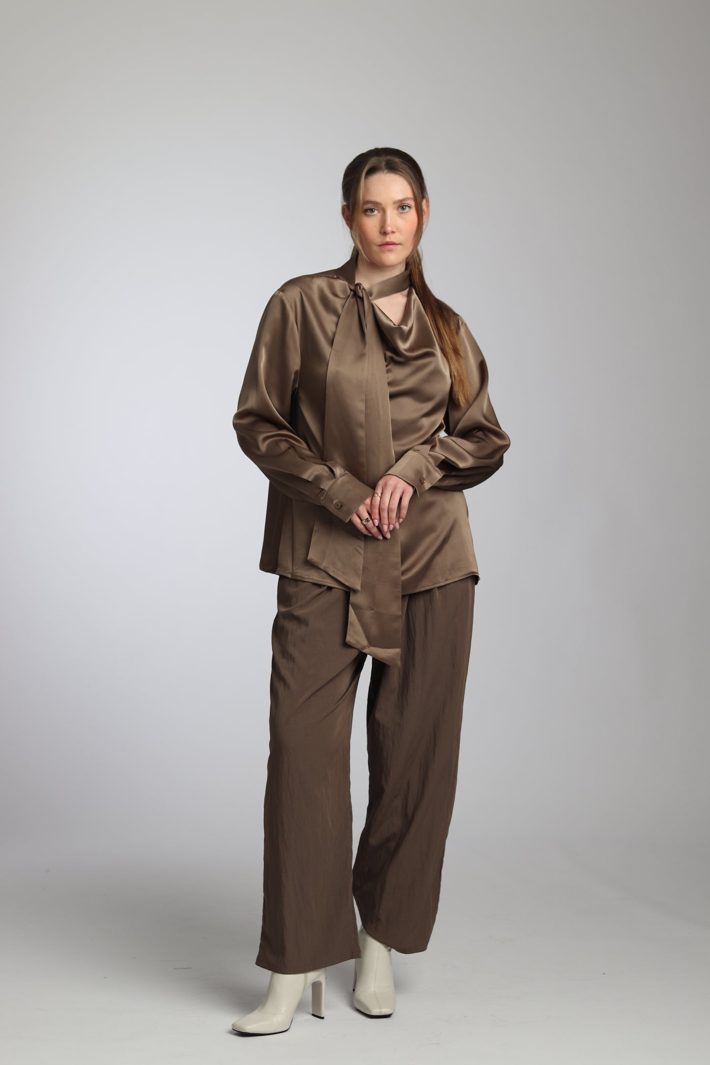 Haut de Créateur à Drapé Sophistiqué satinée taupe