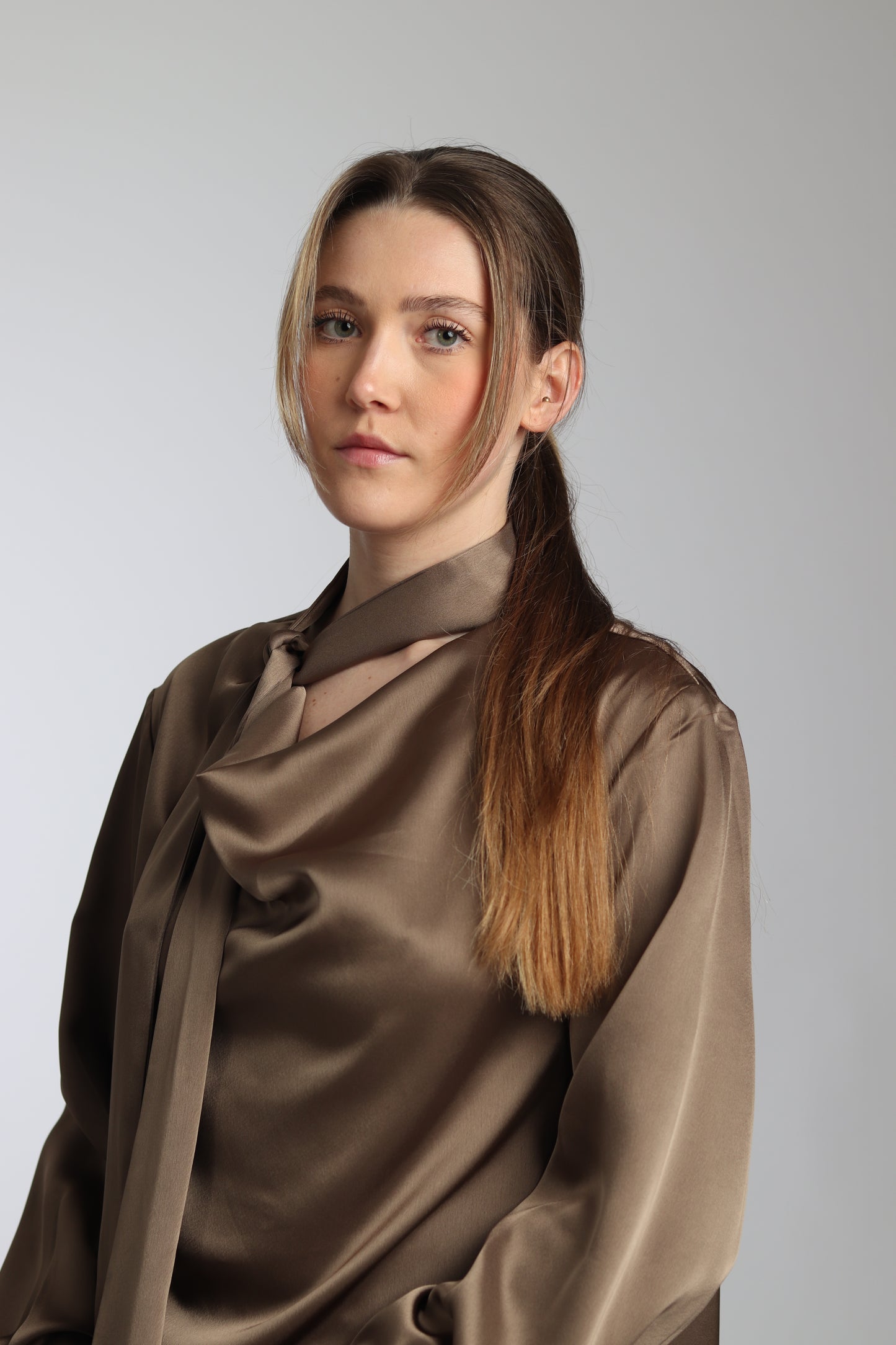 Haut de Créateur à Drapé Sophistiqué satinée taupe
