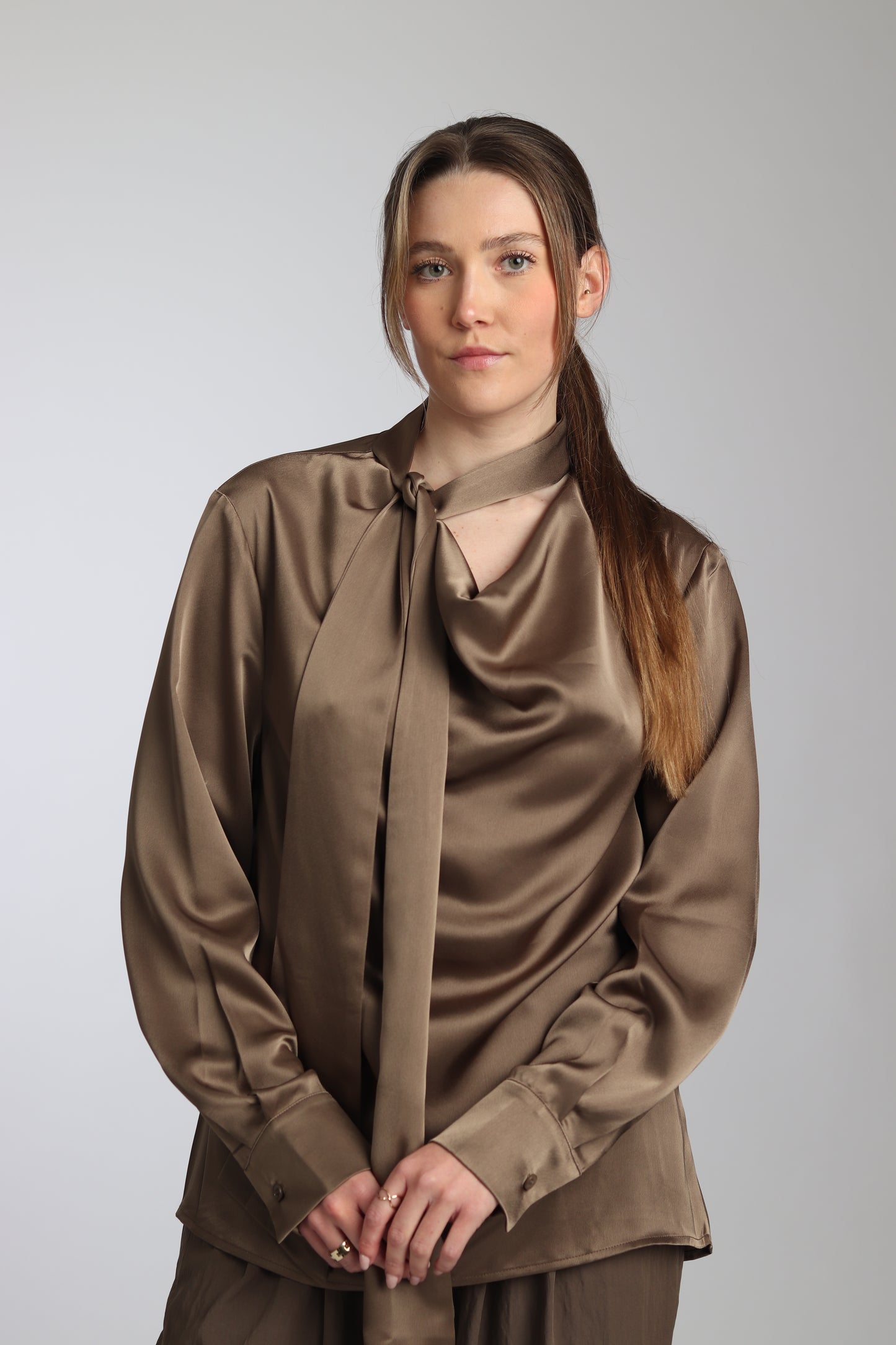 Haut de Créateur à Drapé Sophistiqué satinée taupe