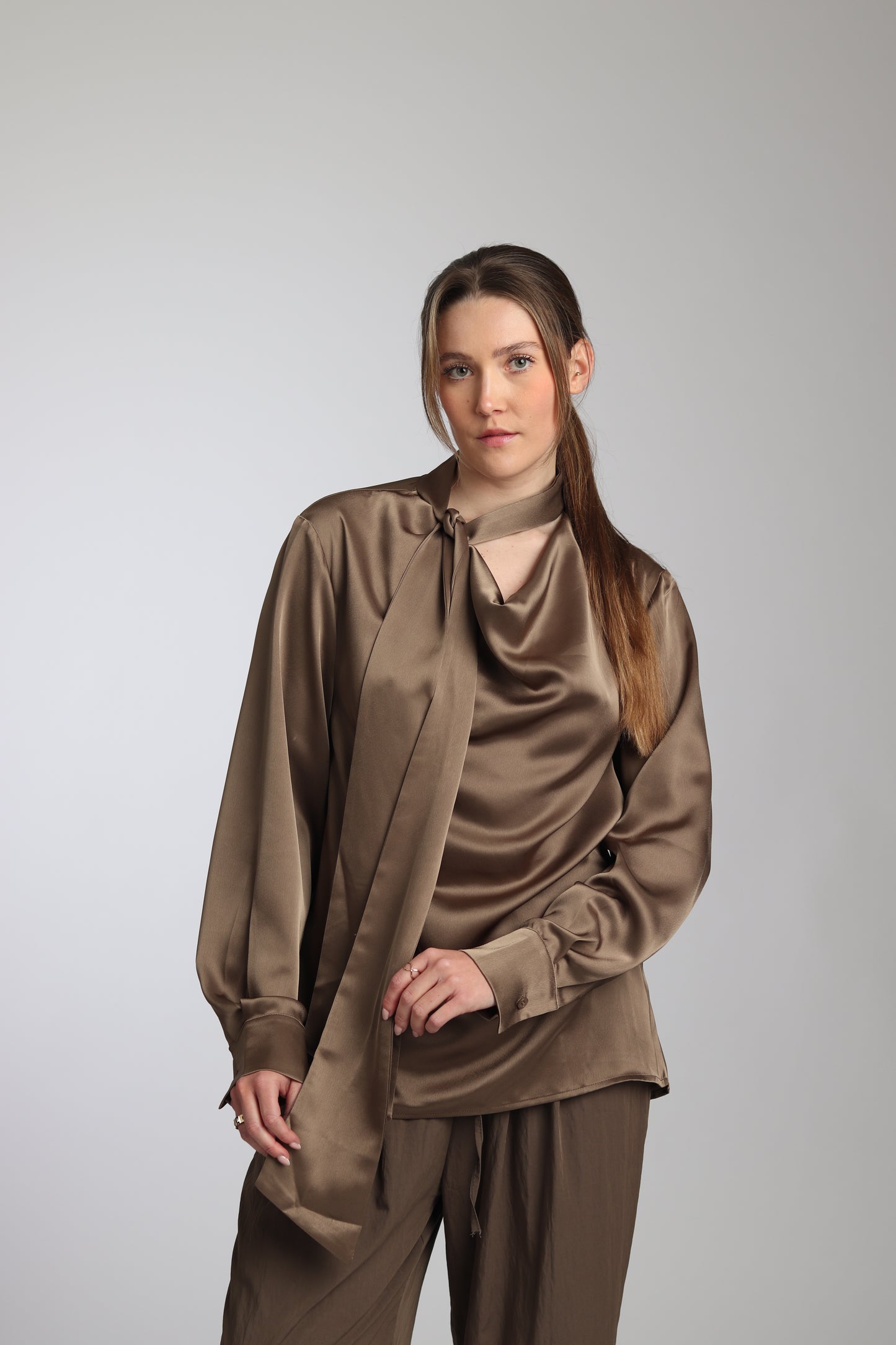Haut de Créateur à Drapé Sophistiqué satinée taupe