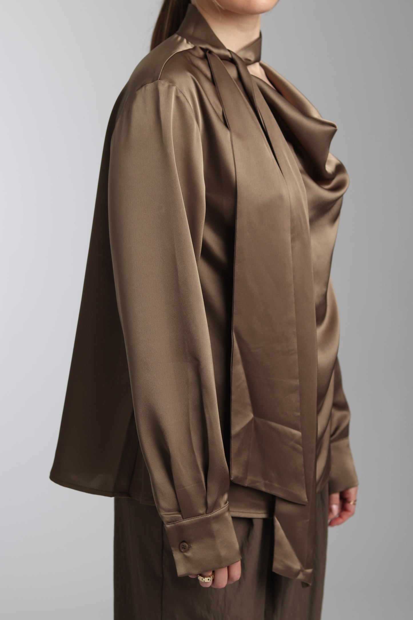 Haut de Créateur à Drapé Sophistiqué satinée taupe
