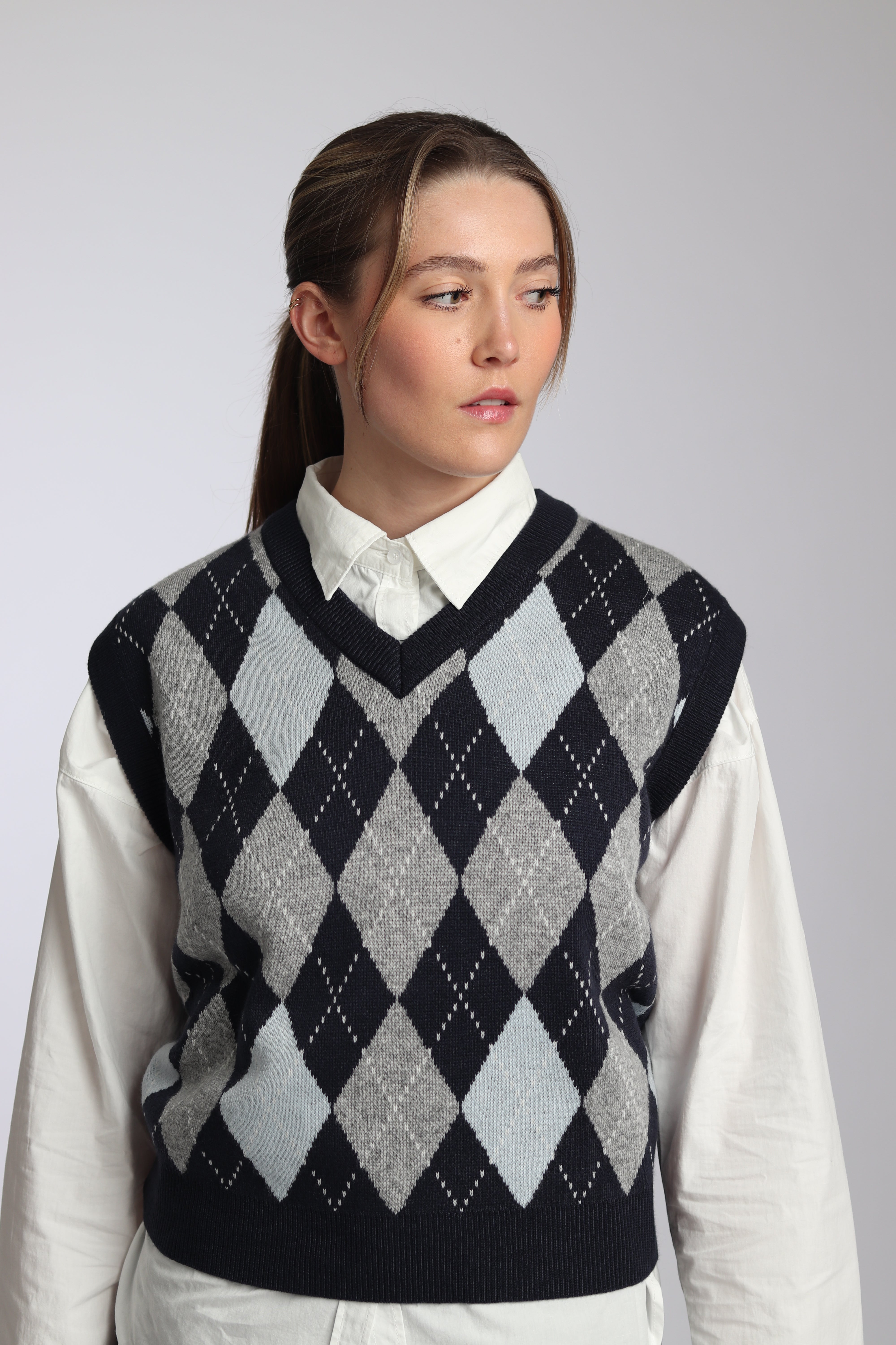 Pull losange sans manche sale
